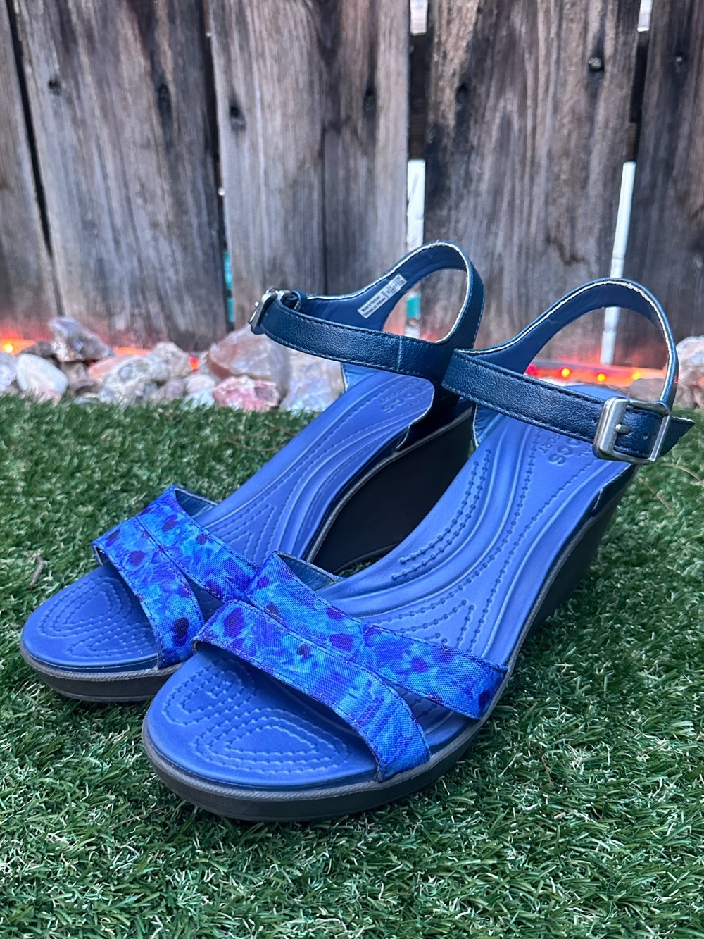Crocs Leigh II Ankle Strap Wedge Sandal Womens Nautical Navy/ Walnut - Picture 4 of 7